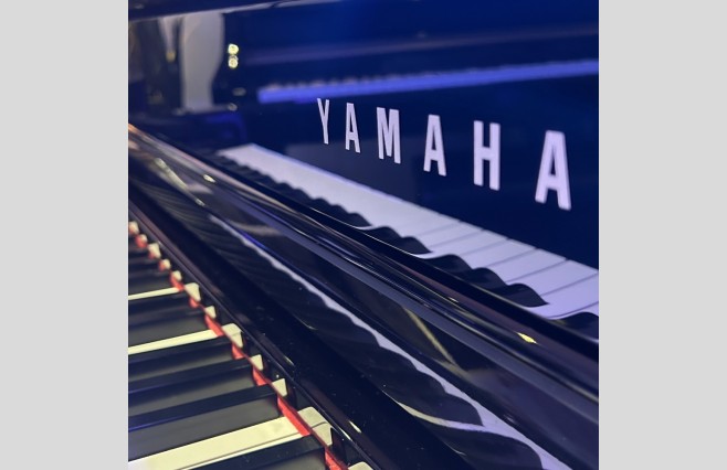Used Yamaha CLP575 Polished Ebony Digital Piano Complete Package (SN:BCUM01001) - Image 5